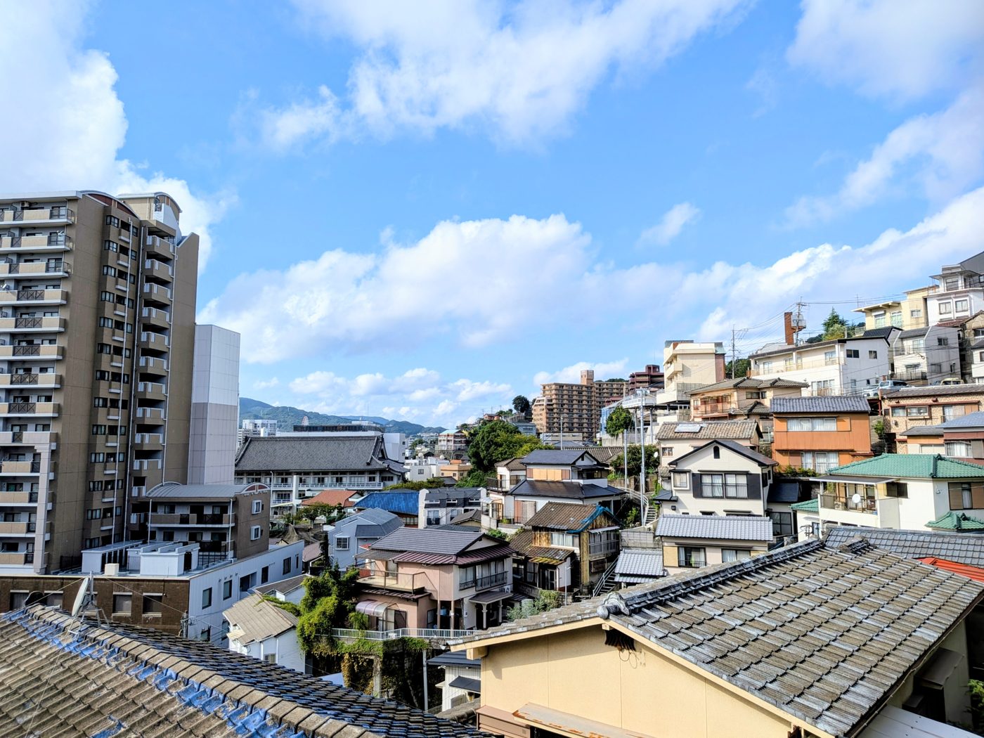 斜面に住宅が建ち並ぶ大阪府内の街並み