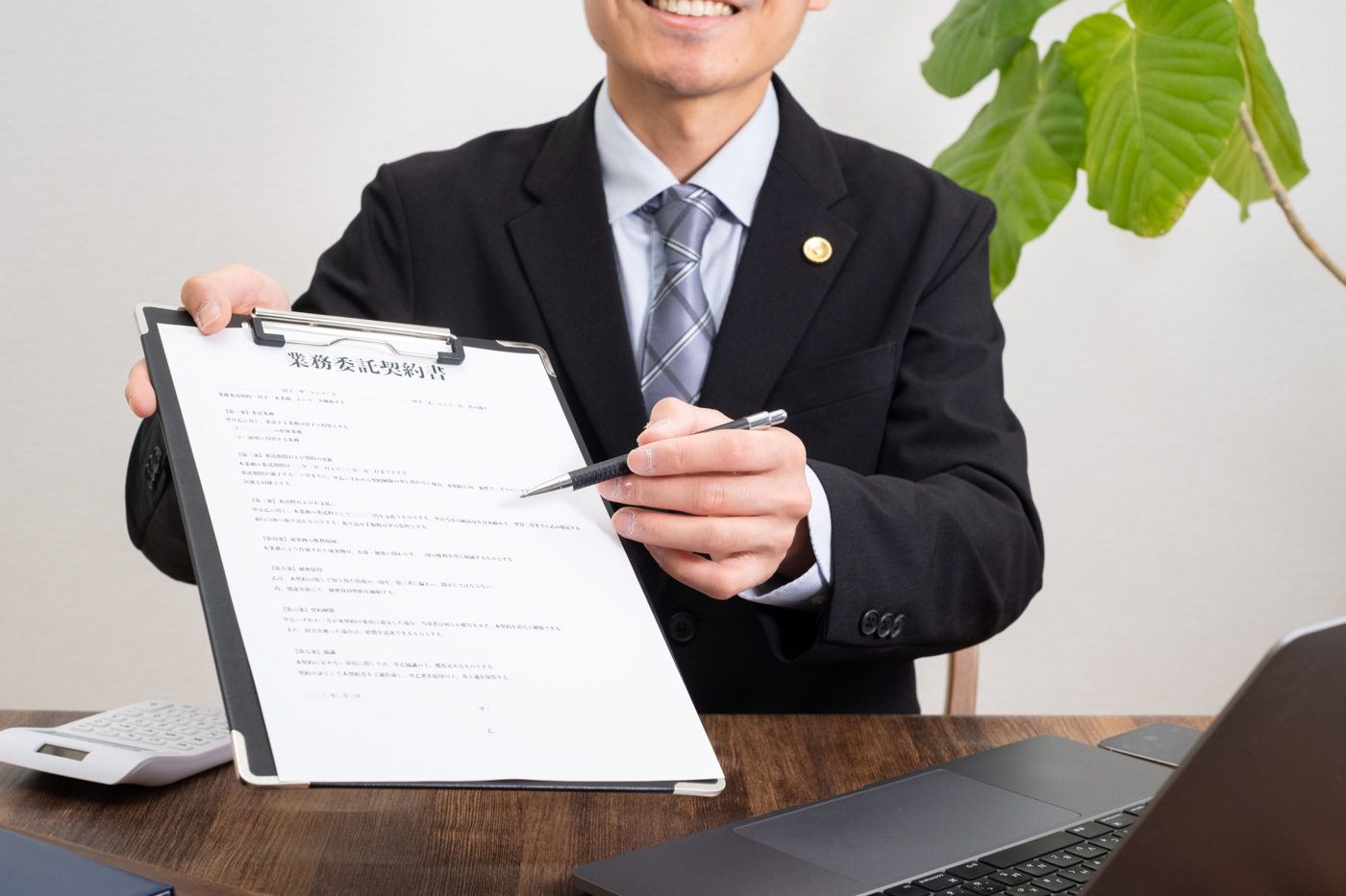 契約書を示して説明する担当者