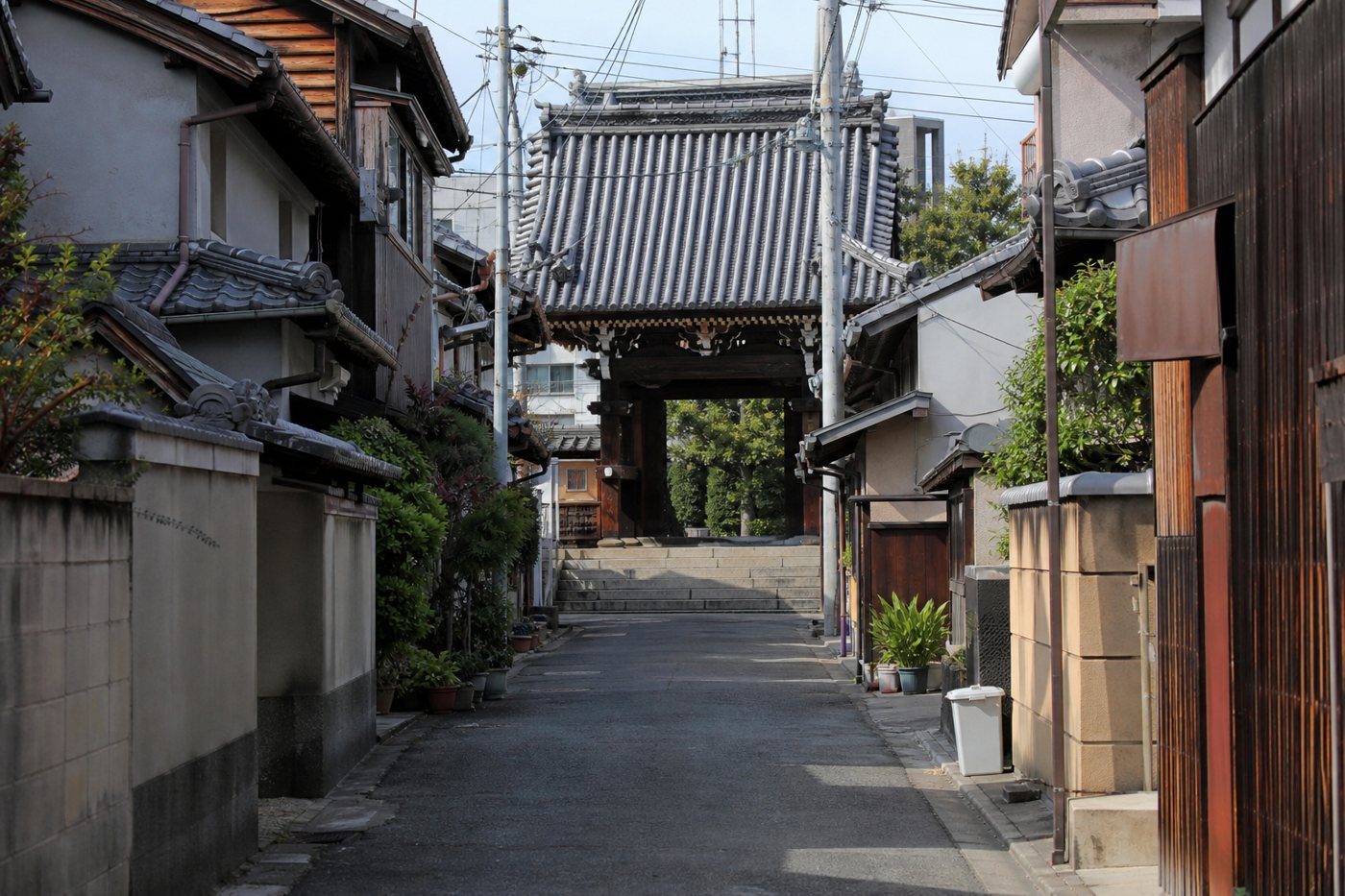 寺の山門へ続く古い住宅街(寺社の借地が多い町並み)